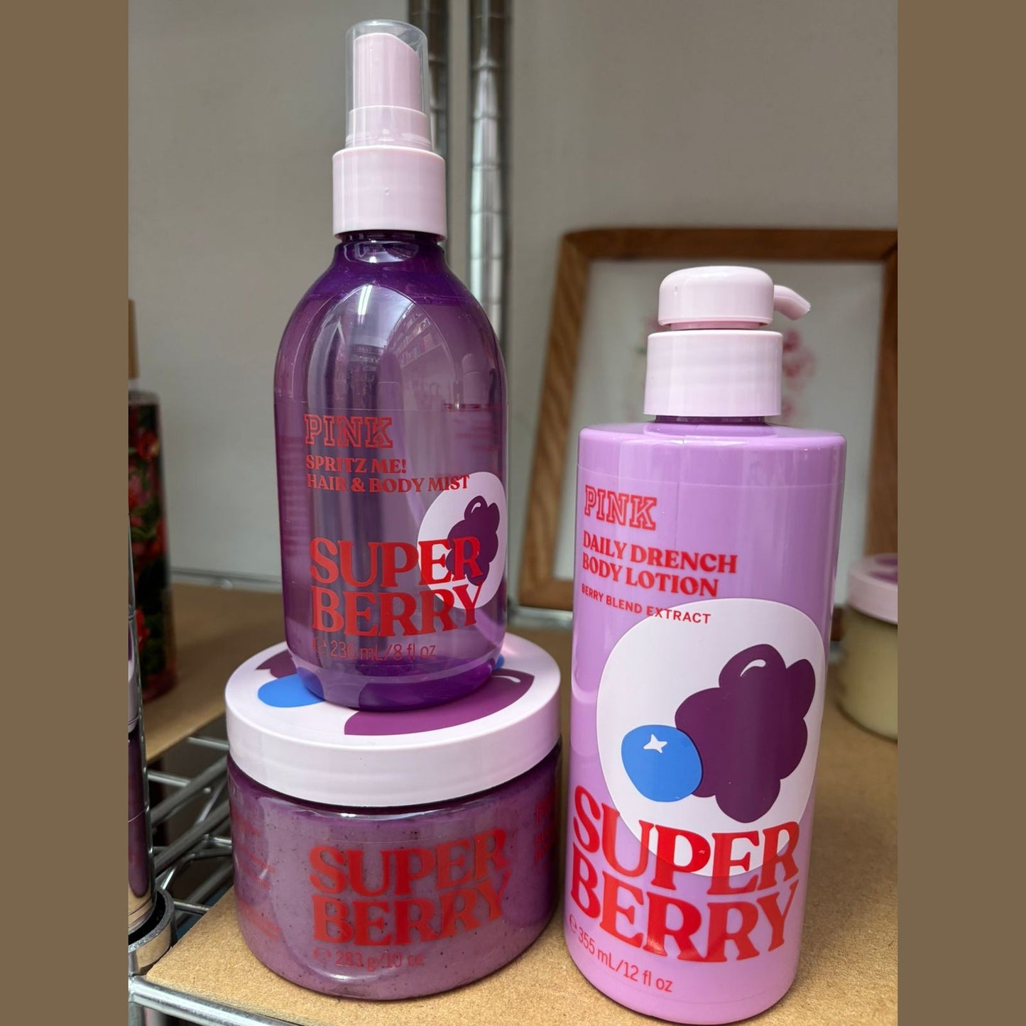Victoria’s Secret Pink Set Super Berry (Exfoliante + Crema Corporal + Body Mist)
